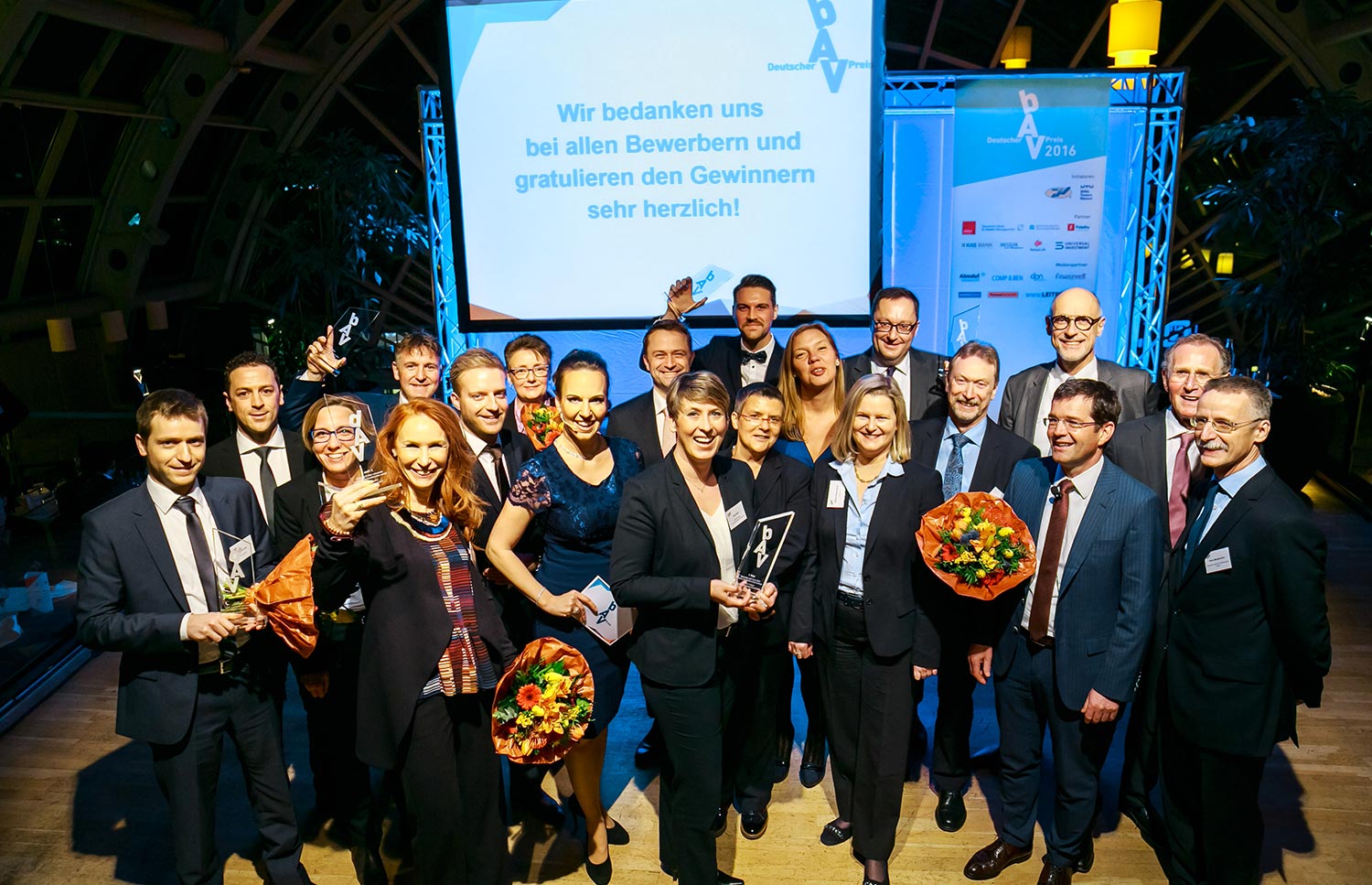 Abbildung der Preisträger, Jury und Moderatoren des Deutschen bAV-Preises 2016