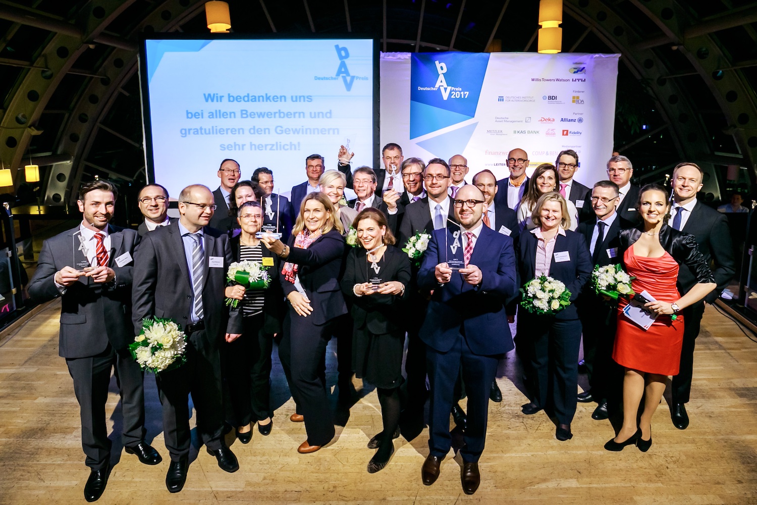Abbildung der Preisträger, Jury und Moderatoren des Deutschen bAV-Preises 2016